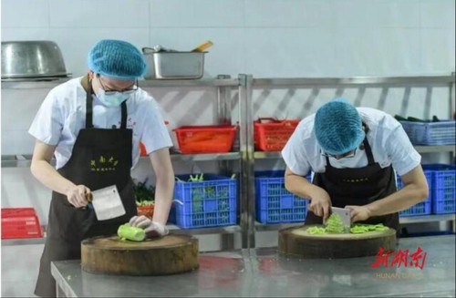 插秧、做菜、当志愿者……湖南高校学子这么过“五一”