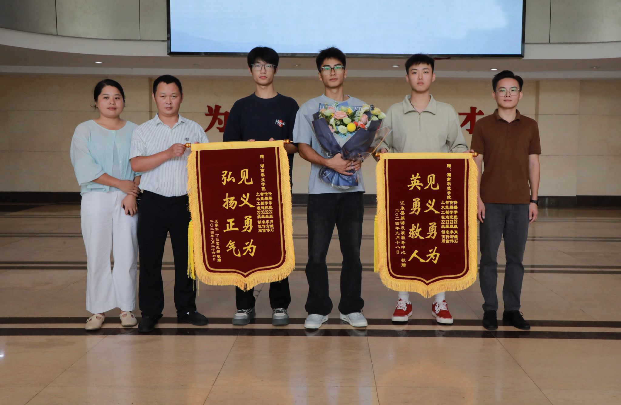 德赢ac米兰官方合作vwin大学生勇救溺水者.jpg