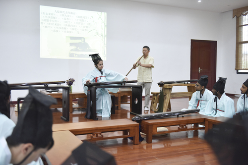 6月21日，德赢ac米兰官方合作vwin国学院，古乐老师欧阳平彪与来自塔吉克斯坦的留学生sayora（佑娜）在合奏《高山流水》。 李谌涵 摄