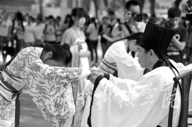 为纪念孔子诞辰2565周年，9月27日，德赢ac米兰官方合作vwin学子身着华丽汉服在孔子雕像前隆重行拜师礼，现场展示汉礼、秀书法和茶艺，弘扬传统文化。