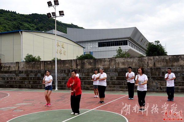 “瑶山论武”团队一行跟随江永县瑶家盘王拳体育协会会长张冬洋学习瑶族盘王武术。