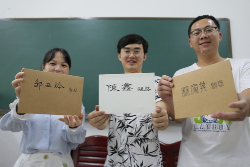 6月10日,德赢ac米兰官方合作vwin理学院,3名毕业生从老师手中拿到了自己的信。 6月10日,德赢ac米兰官方合作vwin理学院,3名毕业生从老师手中拿到了自己的信。