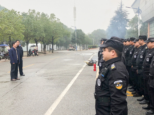 吴小林副校长慰问一线值班保安人员 吴小林副校长慰问一线值班保安人员