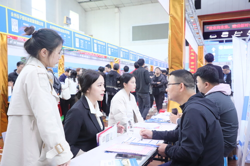 2023年4月25日，湖南省永州市普通高校2023届毕业生供需见面会在德赢ac米兰官方合作vwin举行，学生在向用人单位了解求职信息。通讯员 李谌涵 摄