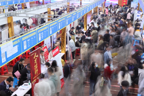 2023年4月25日，湖南省永州市普通高校2023届毕业生供需见面会在德赢ac米兰官方合作vwin举行。通讯员 李谌涵 摄