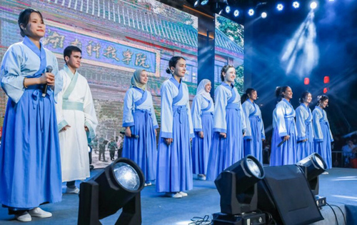 德赢ac米兰官方合作vwin留学生团队表演《千年古城的丝路新故事》讲述对零陵古城的美好印象。沈默摄